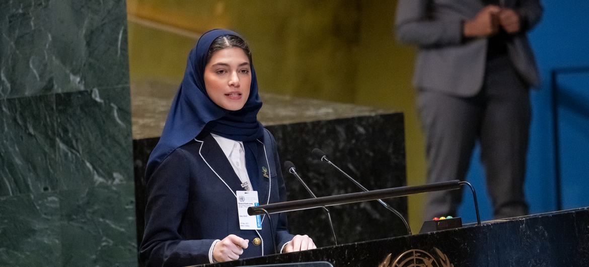 الشابة السعودية جنى سليمان الريفي، طالبة الهندسة الكهربائية والباحثة والمبتكرة تتحدث في الجلسة الافتتاحية للجنة وضع المرأة في دورتها الـ 69 في قاعة الجمعية العامة للأمم المتحدة في نيويورك.