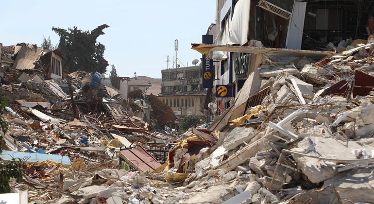 حطام المباني التي دمرها الزلزال في أحد الشوارع المركزية لمدينة أنطاكيا بهاتاي.