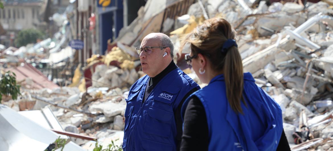 अन्तरराष्ट्रीय प्रवासन संगठन (IOM) के महानिदेशक एंतोनियो वितॉरीनो, तुर्कीये के एक भूकम्प प्रभावित इलाक़े का जायज़ा लेते हुए.
