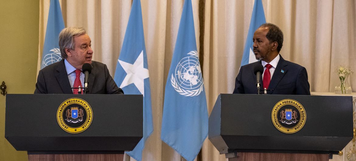 El Secretario General, António Guterres (izquierda), se reúne con el presidente de Somalia, Hassan Sheikh Mohamud, en Mogadiscio (Somalia).