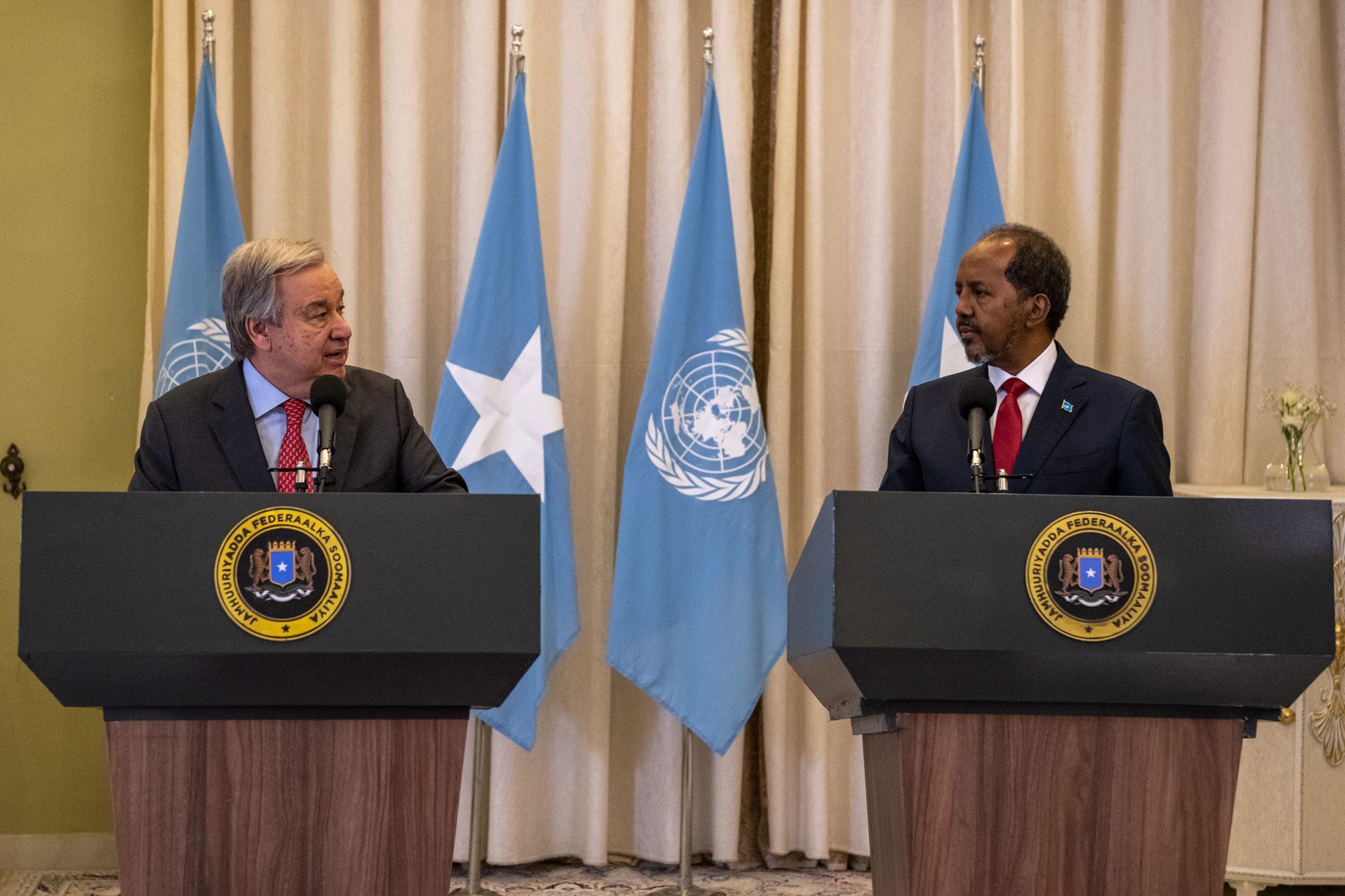 Le Secrétaire général António Guterres (à gauche) rencontre le Président somalien Hassan Sheikh Mohamud à Mogadiscio, en Somalie.