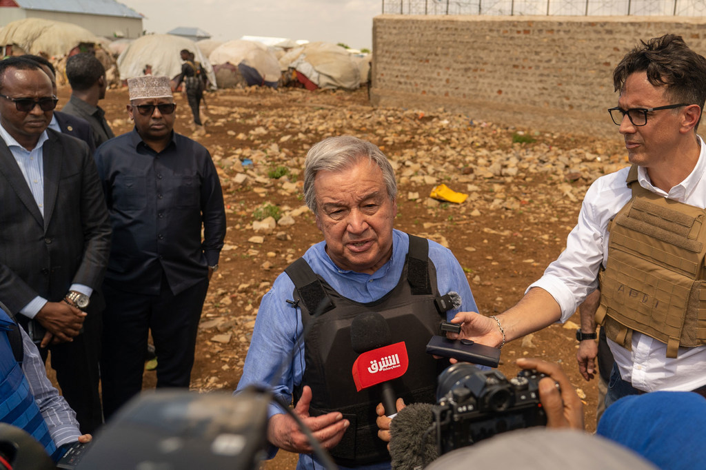 Le Secrétaire général de l'ONU, António Guterres, s'entretient avec les médias dans un camp pour personnes déplacées à Baidoa, dans le sud-ouest de la Somalie.