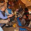 Генеральный секретарь ООН Антониу Гутерриш встречается с семьей внутренне перемещенных лиц в лагере в Байдоа на юго-западе Сомали.
