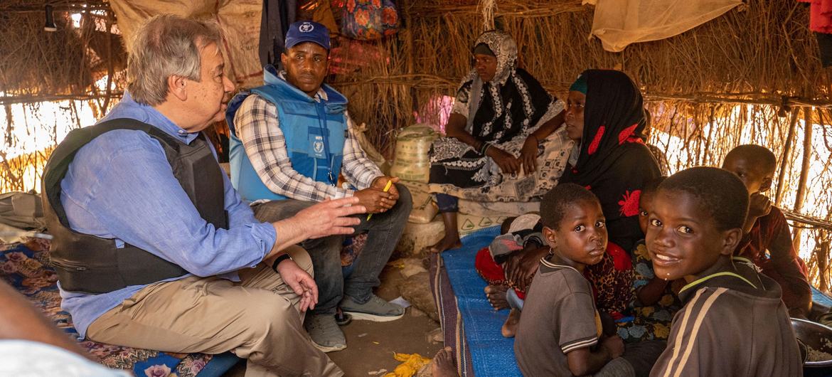 El Secretario General de la ONU, António Guterres, con una familia de desplazados internos en un campamento de Baidoa, en el suroeste de Somalia.