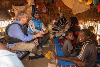 El Secretario General de la ONU, António Guterres, con una familia de desplazados internos en un campamento de Baidoa, en el suroeste de Somalia.