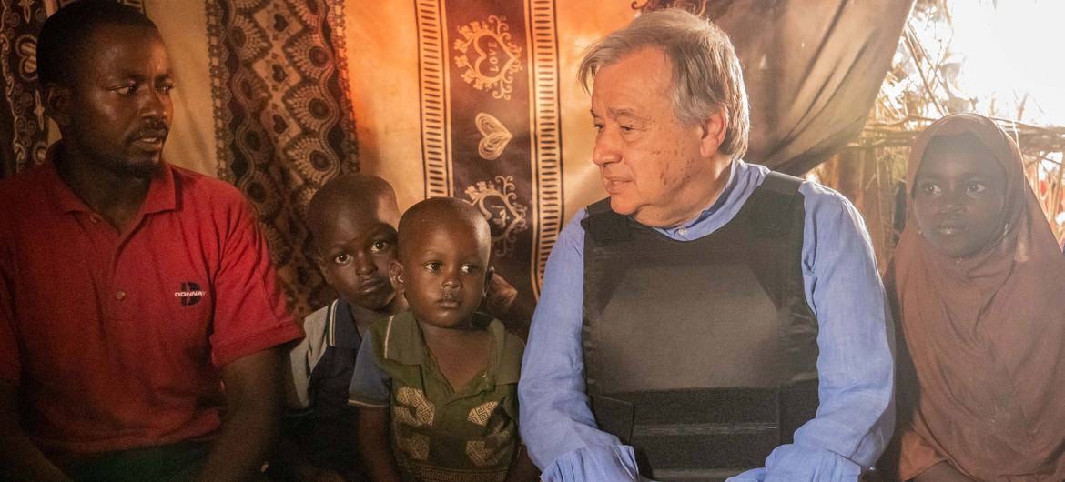 El Secretario General António Guterres se reúne con una familia de desplazados internos en un campamento de Baidoa, en el suroeste de Somalia.