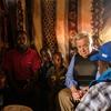 Le Secrétaire général António Guterres rencontre une famille de personnes déplacées dans un camp à Baidoa, dans le sud-ouest de la Somalie.