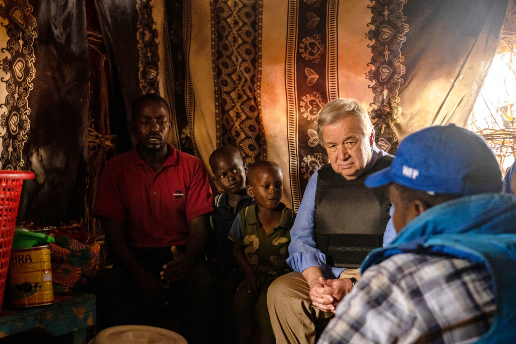 Katibu Mkuu wa UN António Guterres alipokutana na familia ya wakimbizi wa ndani katika kambi ya Baidoa kusini magharibi mwa Somalia.