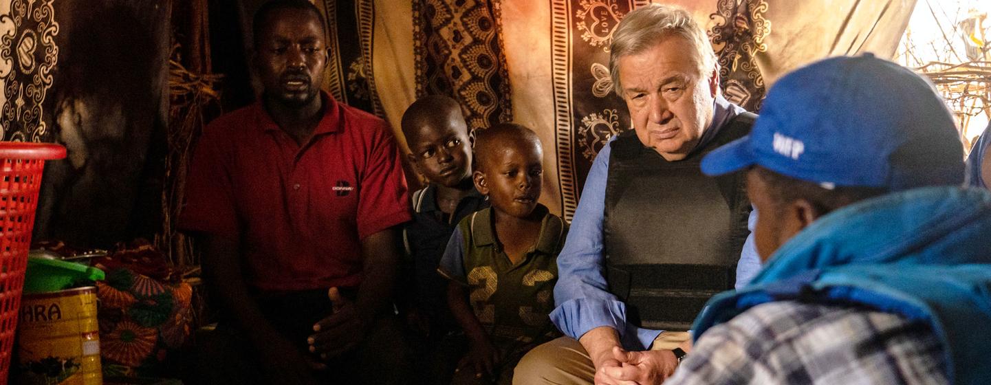 Le Secrétaire général António Guterres rencontre une famille de personnes déplacées dans un camp à Baidoa, dans le sud-ouest de la Somalie.