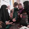 2022年6月，在阿富汗中部地区的一个村庄，一名营养顾问为一位母亲和她的孩子提供建议。
