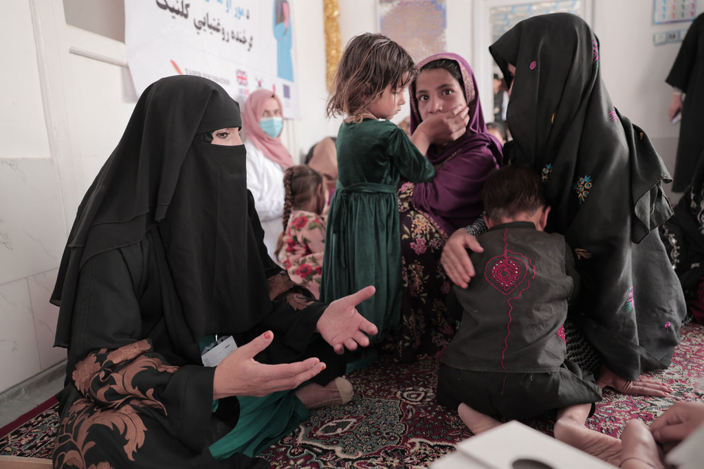 وسطی افغانستان میں ایک ہیلتھ ورکر ماں اور بچوں کو غذائیت بارے معلومات دے رہی ہے۔