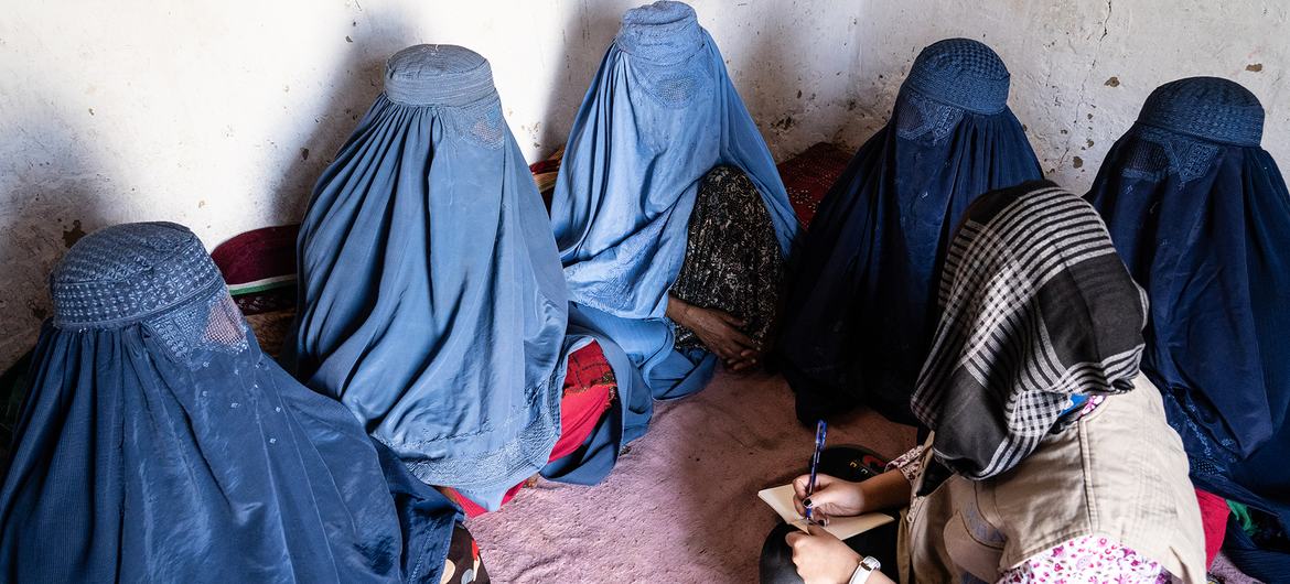 Une femme membre du personnel d'OCHA rencontre des femmes déplacées dans l'est de l'Afghanistan.