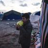 Un niño sirio en Calais, Francia, espera cruzar el Canal de la Mancha para reunirse con su tío en el Reino Unido.