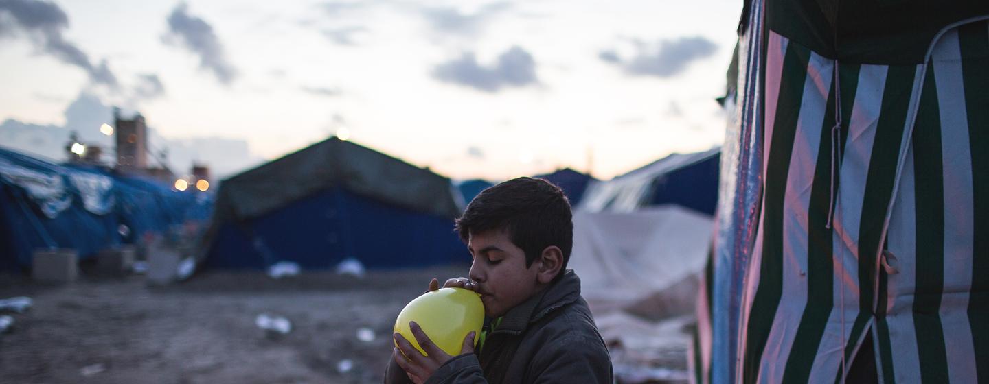 Un jeune Syrien à Calais, en France, espère rejoindre son oncle qui vit au Royaume-Uni.