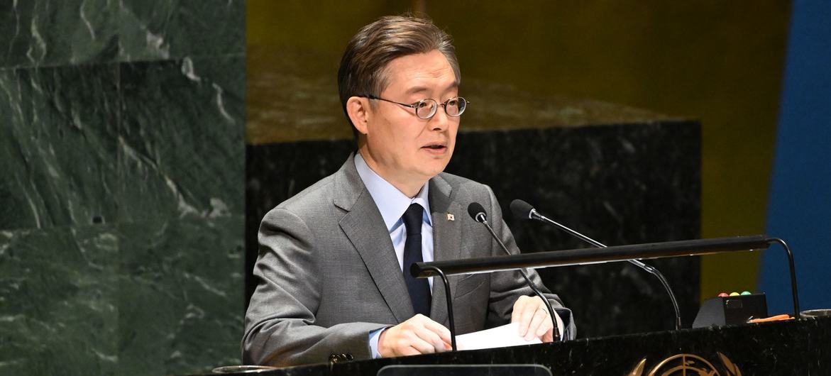 Ambassador Joonkook Hwang of the Republic of Korea addresses the UN General Assembly.