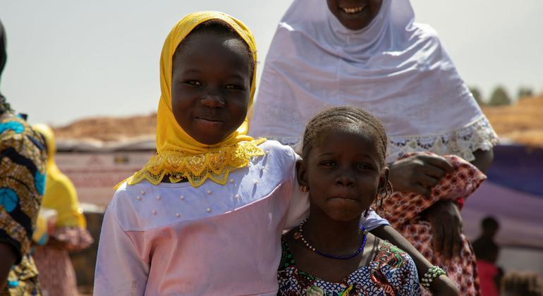 Dos jóvenes en el campamento de desplazados de Barigondaga, en Mali.