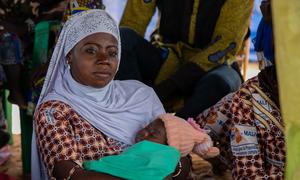 امرأة تشارك في جلسة توعية نظمها صندوق الأمم المتحدة للسكان حول العنف القائم على النوع الاجتماعي في مالي.