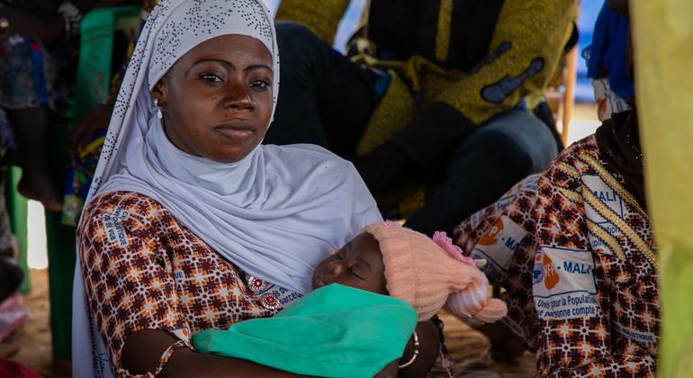 Une femme avec son bébé écoute le personnel de l'UNFPA lors d'une session de sensibilisation sur la violence basée sur le genre au One Stop Centre de l'hôpital Sominé Dolo.