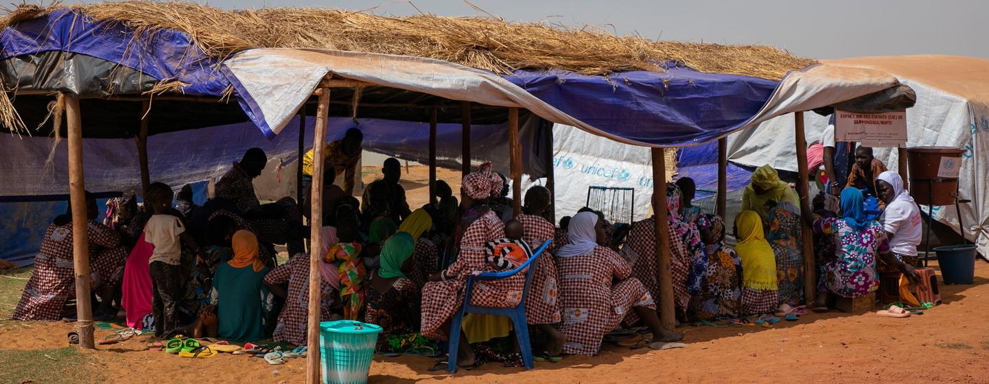 L'UNFPA, à travers ses partenaires, soutient les équipes mobiles sur le site, qui fournissent des soins de santé maternelle, y compris des consultations pré et postnatales, et une assistance psychosociale.