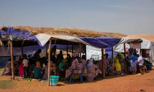 L'UNFPA, à travers ses partenaires, soutient les équipes mobiles sur le site, qui fournissent des soins de santé maternelle, y compris des consultations pré et postnatales, et une assistance psychosociale.