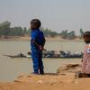 Des enfants au Mali au bord d'une rivière.
