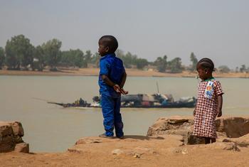 Des enfants au Mali au bord d'une rivière.