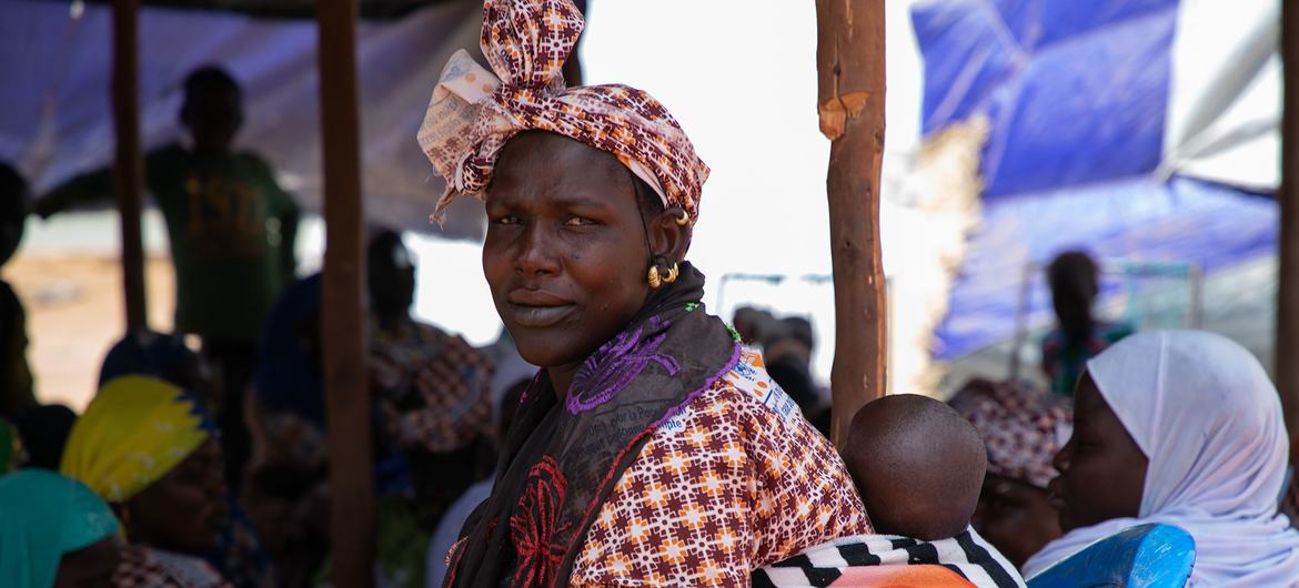 Una mujer asiste a una sesión de sensibilización sobre la violencia de género en Malí.