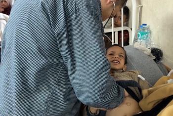 Omar, de siete años, recibe tratamiento por desnutrición en el hospital Al-Aqsa de Deir Al-Balah tras huir del norte de Gaza con su abuela.