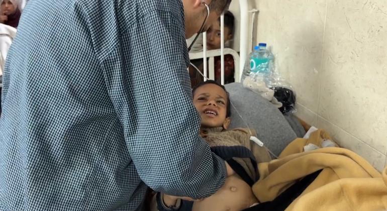 يتلقى عمر، البالغ من العمر سبع سنوات، العلاج من سوء التغذية في مستشفى الأقصى في دير البلح بعد فراره من شمال غزة مع جدته.