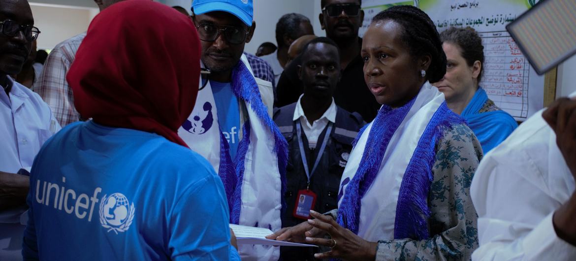A coordenadora Residente e Humanitária da ONU no Sudão, Clementine Nkweta-Salami (à direita), em Gedaref. (arquivo) A coordenadora Residente e Humanitária da ONU no Sudão, Clementine Nkweta-Salami (à direita), em Gedaref. (arquivo)