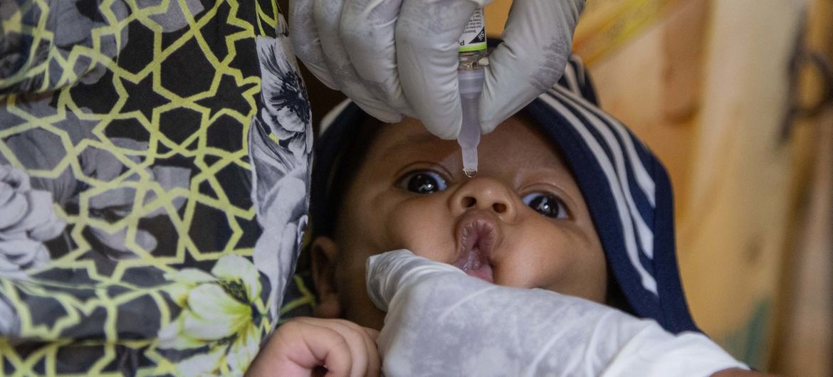 طفل يتلقى لقاح شلل الأطفال المقدم من اليونيسف في مستشفى سعودي بأم درمان.
