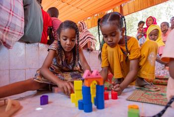 Tarehe 5 Aprili 2025, watoto wakicheza katika eneo rafiki kwa watoto (CFS) linaloungwa mkono na UNICEF katika mtaa wa Alhatana, Omdurman, Jimbo la Khartoum, Sudan