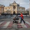 Une femme traverse un boulevard dans le centre historique d'Odessa, en Ukraine.