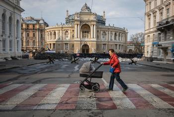 Une femme traverse un boulevard dans le centre historique d'Odessa, en Ukraine.