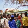 Des réfugiés somaliens à Goob, en Éthiopie, attendent de monter dans des bus en direction du camp de Mirqaan.