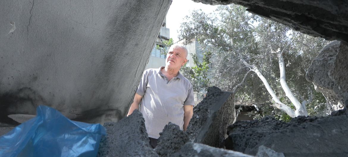دمار في أحد الأبنية السكنية في غزة ناجم عن القصف الجوي الإسرائيلي.