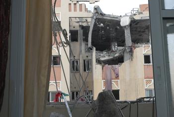 由于以色列的空袭，加沙的建筑物遭到破坏。