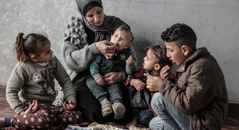 ग़ाज़ा में एक फ़लस्तीनी परिवार साथ बैठकर भोजन कर रहा है.
