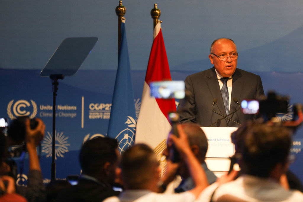 Sameh Shoukry se dirige a la plenaria de apertura de la conferencia sobre el clima COP27 en Sharm el-Sheij, Egipto.