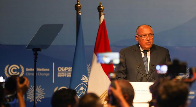 Sameh Shoukry, Menteri Luar Negeri Mesir dan Presiden COP27, berpidato di pleno pembukaan konferensi perubahan iklim PBB terbaru, di Sharm el-Sheikh, Mesir.