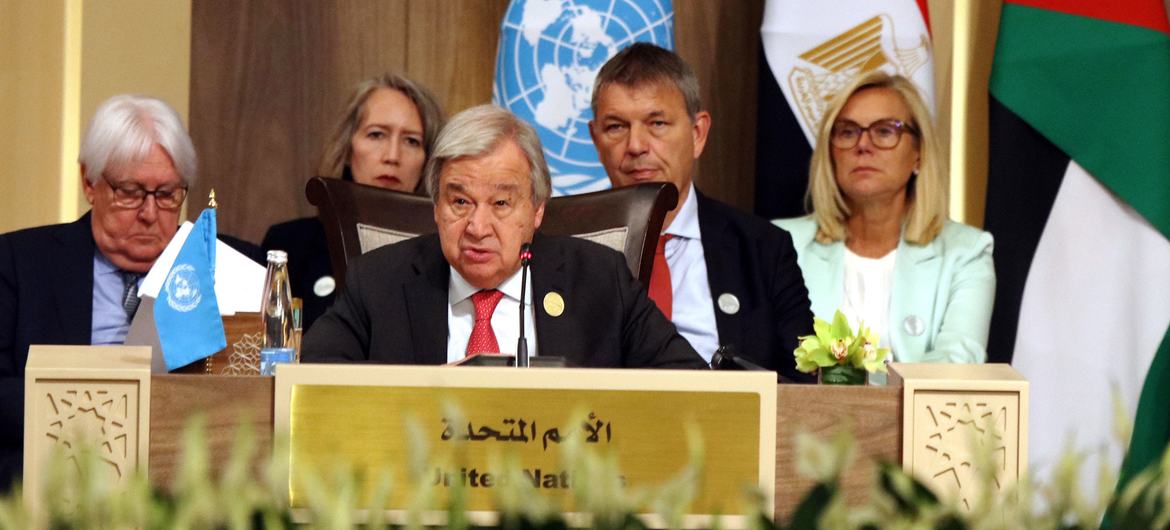 Генеральный секретарь ООН Антониу Гутерриш на конференции в Иордании.