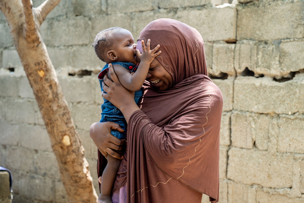 Una madre y su hijo pequeño juegan e interactúan en su casa en el estado de Bauchi, Nigeria.