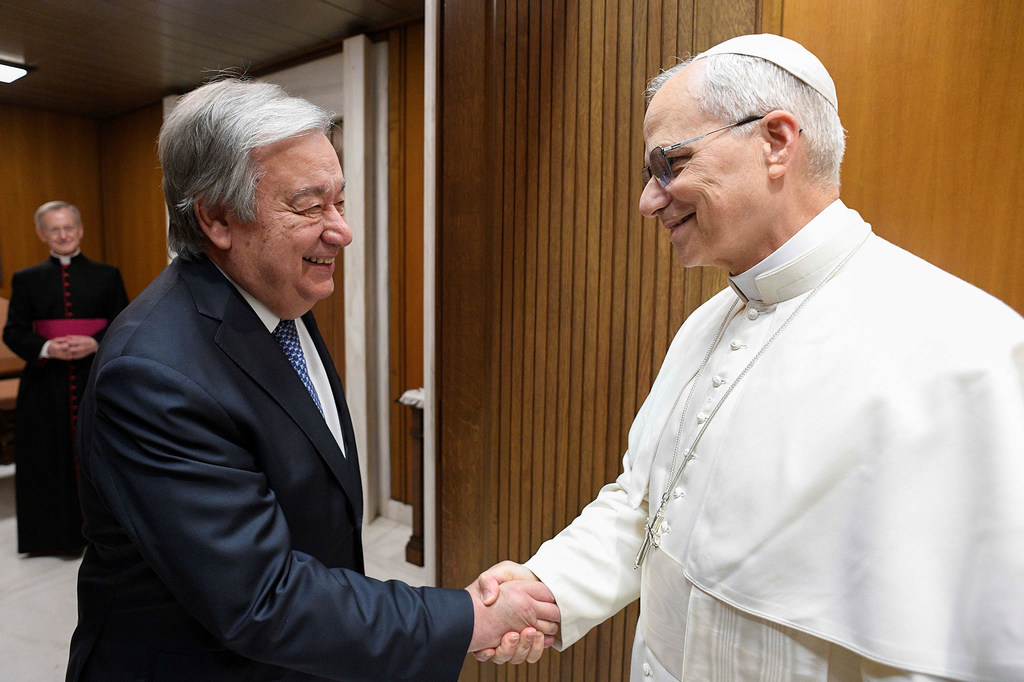 El Papa León XIV y el Secretario General de la ONU , António Guterres, se dan la mano durante una audiencia privada en el Vaticano.
