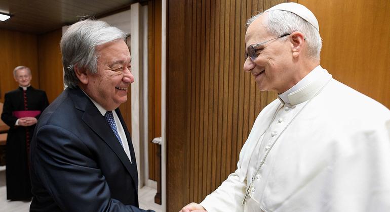 El Secretario General de la ONU, António Guterres, se reúne con el Papa León XIV durante una audiencia privada en el Vaticano.