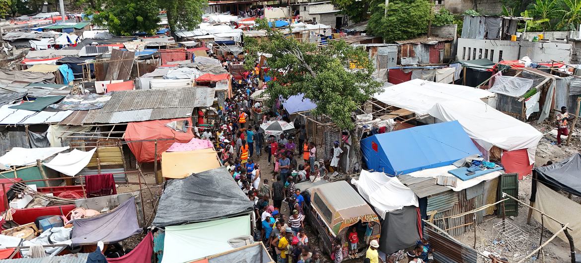 Le nombre de sites spontanés de déplacement continue de se multiplier à travers Haïti alors que de plus en plus de personnes fuient la violence et l’insécurité.