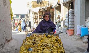 Rafiqullah, mwenye umri wa miaka 12, huuza ndizi katika mji wa Tarinkot, mji mkuu wa Mkoa wa Uruzgan nchini Afghanistan.