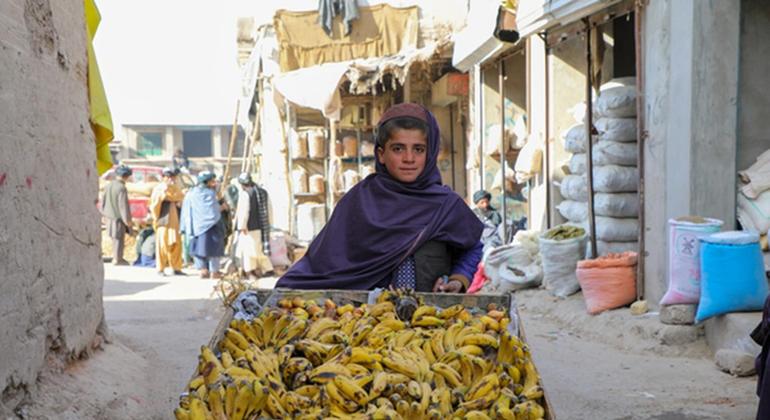 Rafiqullah, mwenye umri wa miaka 12, huuza ndizi katika mji wa Tarinkot, mji mkuu wa Mkoa wa Uruzgan nchini Afghanistan.