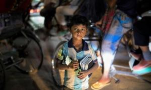 Mtoto anayeishi na kufanya kazi mitaani huuza maua na vifaa vya nyumbani ili kujipatia riziki katika mitaa yenye msongamano wa watu huko Dhaka, Bangladesh.