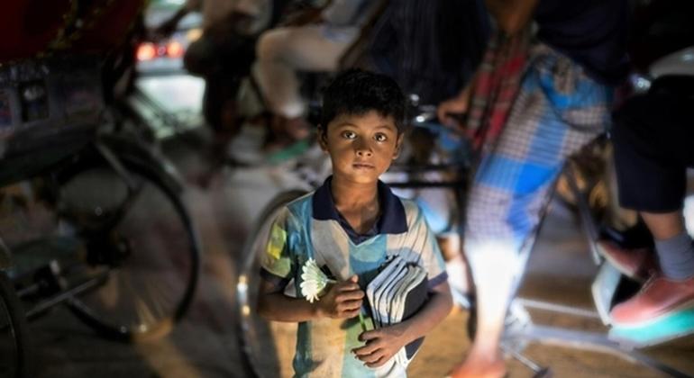 Mtoto anayeishi na kufanya kazi mitaani huuza maua na vifaa vya nyumbani ili kujipatia riziki katika mitaa yenye msongamano wa watu huko Dhaka, Bangladesh.