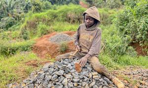 Safari, mtoto mwenye umri wa miaka 14, huvunja mawe katika machimbo ya mawe huko Kalehe, katika jimbo la Kivu Kusini, nchini Jamhuri ya Kidemokrasia ya Congo, DRC.